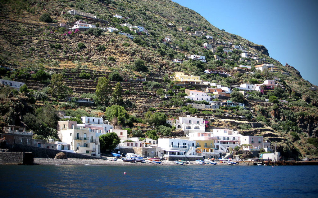 Porto alicudi visto dal mare