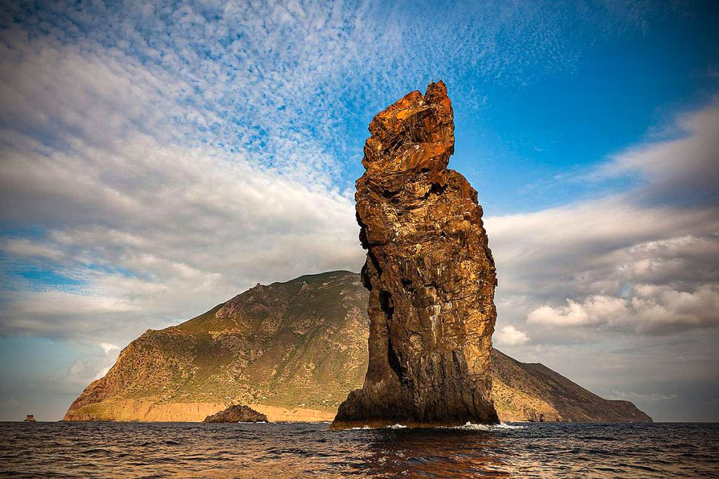 Lo Scoglio La Canna emerge dal mare al largo di Filicudi